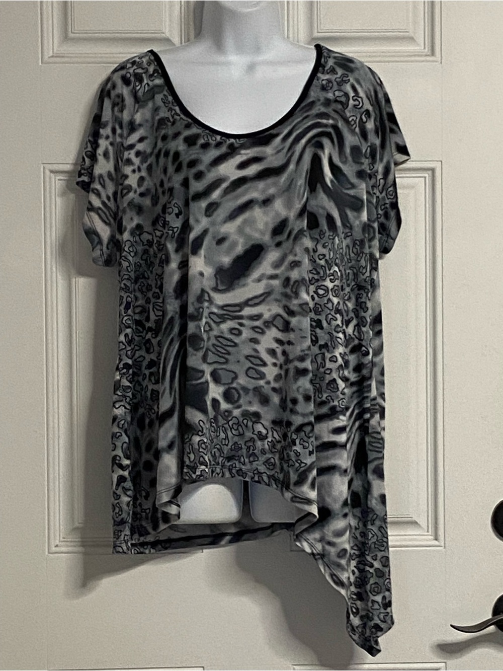 T42a- YUMMY PLUS Vintage Animal Print Dolman Asymmetrical Hem Knit Top *PLUS SIZ